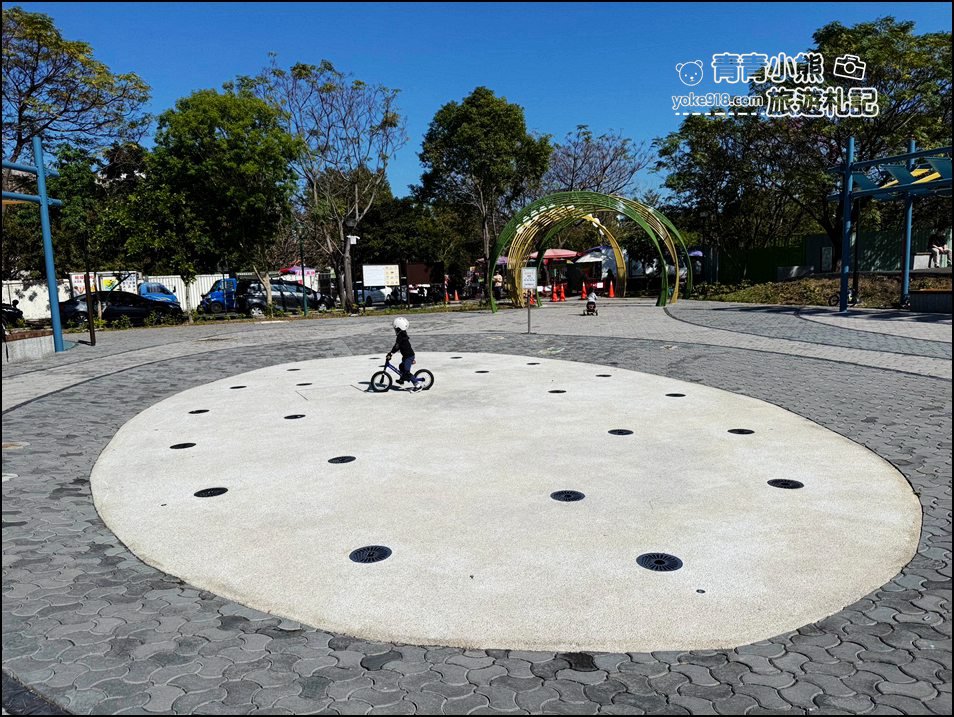 南投景點》草屯酷比親子公園~三層樓貨櫃溜滑梯，木星旋轉木馬，10幾種設施太好玩 @青青小熊＊旅遊札記