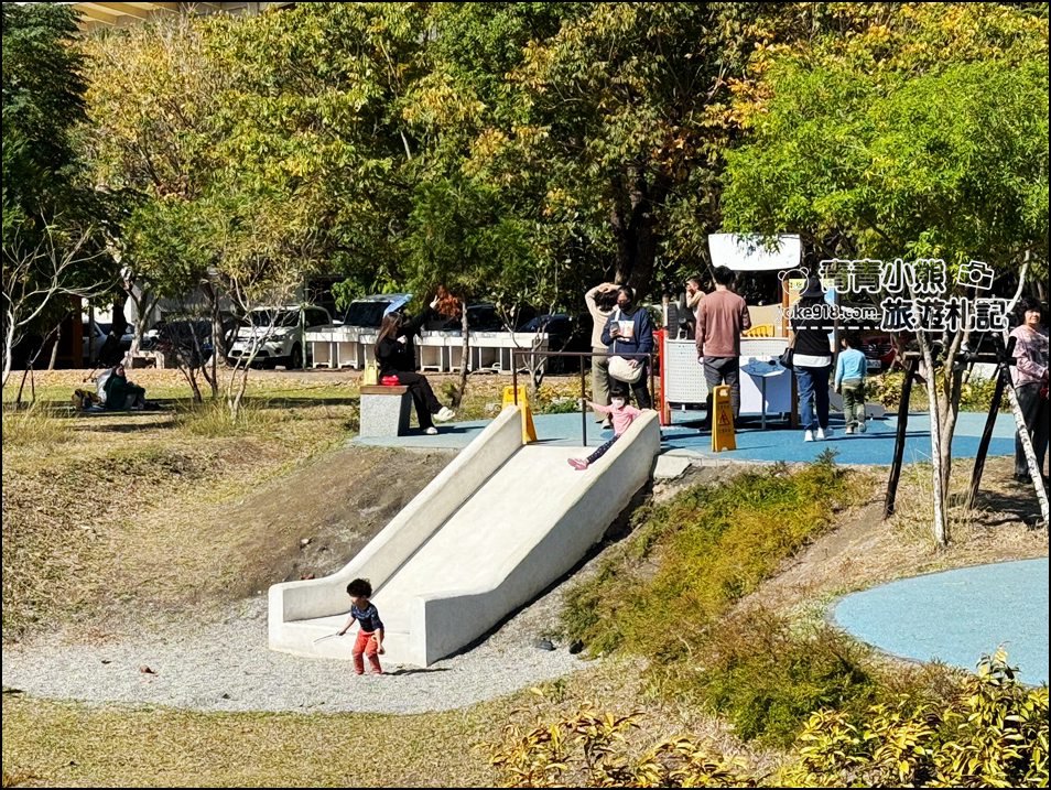 南投景點》草屯酷比親子公園~三層樓貨櫃溜滑梯,木星旋轉木馬,10幾種設施太好玩 @青青小熊*旅遊札記 南投景點》草屯酷比親子公園~三層樓貨櫃溜滑梯,木星旋轉木馬,10幾種設施太好玩 @青青小熊*旅遊札記