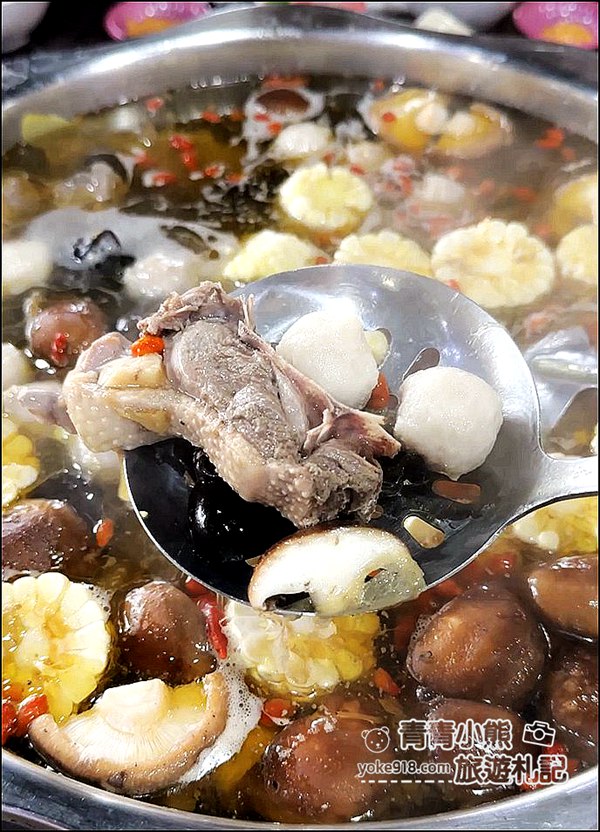 桃園景點平鎮美食推薦》中午就客滿的台灣番鴨園區，臉盆大薑母鴨，烤雞熱炒一次滿足 @青青小熊＊旅遊札記