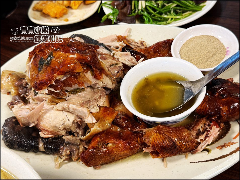 桃園景點》龍潭美食推薦石門水庫必吃甕仔雞天賜佳雞，手撕全雞香到讓人流口水。 @青青小熊＊旅遊札記